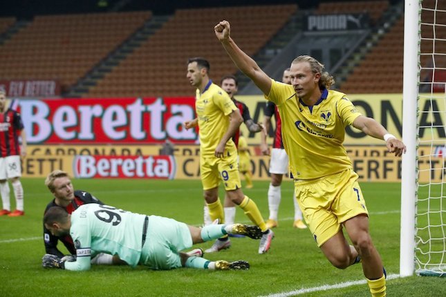 Antonin Barak merayakan golnya ke gawang AC Milan di San Siro, Senin (09/11/2020) dini hari WIB. (c) AP Photo