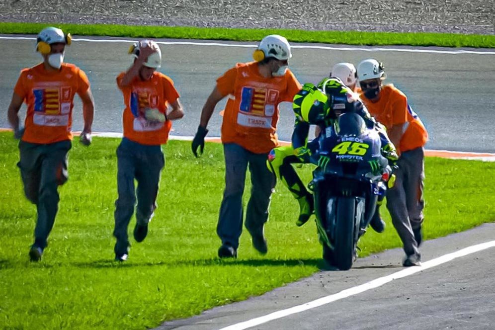 Masalah Elektronik Bikin Valentino Rossi Gagal Finis di MotoGP Eropa Masalah Elektronik Bikin Valentino Rossi Gagal Finis di MotoGP Eropa