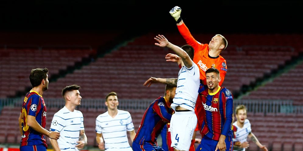 Salah satu momen penyelamatan Ter Stegen pada duel Barcelona vs Dynamo Kiev, Liga Champions 2020/21 (c) AP Photo