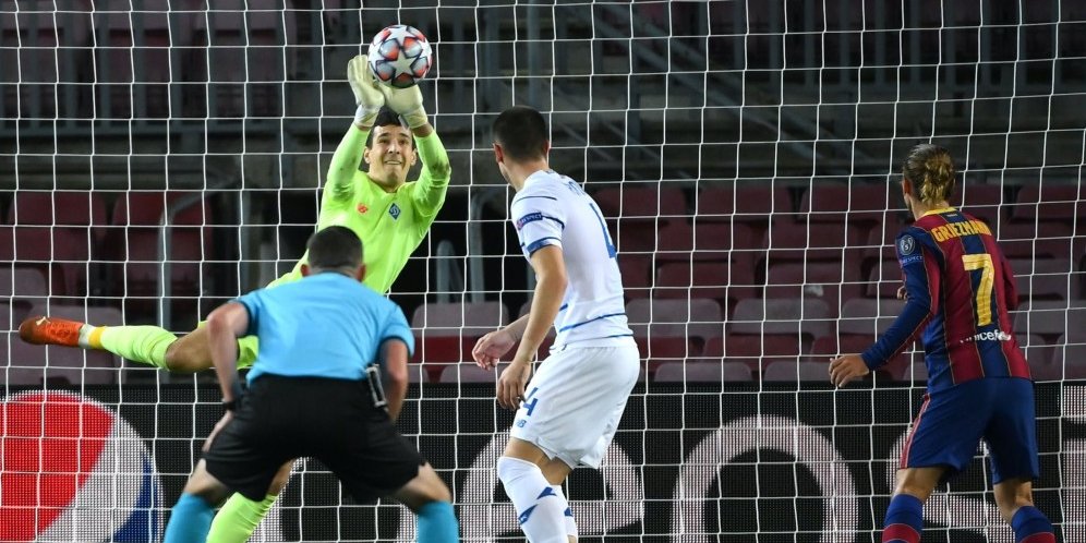 Aksi Ruslan Neshcheret dalam laga Barcelona vs Dynamo Kiev, Kamis (5/11/2020) (c) UEFA