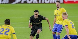 Gelandang Barcelona Sergio Busquets (tengah). (c) AP Photo