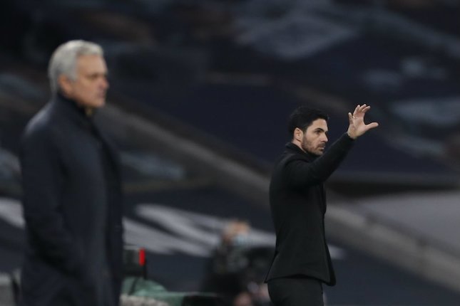 Mikel Arteta saat memberikan instruksi pada Arsenal di laga lawan Tottenham di Tottenham Hotspurs Stadium, Minggu (06/12/2020) malam WIB. (c) Pool Reuters via AP Photo