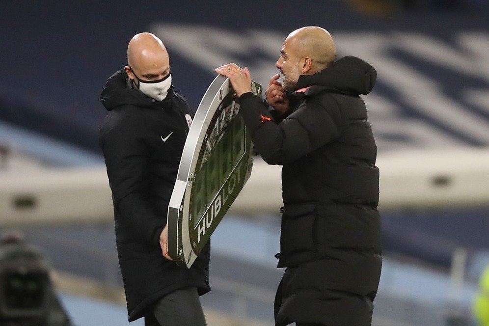 Anggap Waktu Injury Time Kurang Lama, Pep Guardiola Mencak-Mencak di Pinggir Lapangan Anggap Waktu Injury Time Kurang Lama, Pep Guardiola Mencak-Mencak di Pinggir Lapangan