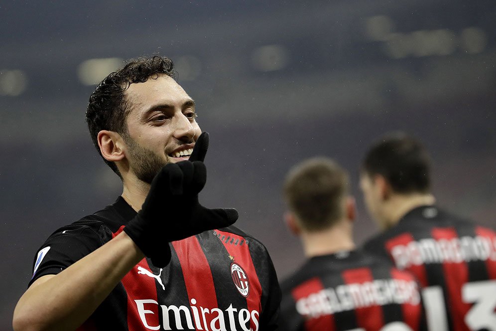 Situasi Sulit AC Milan dan Hakan Calhanoglu: Permintaan Gaji Jadi Kendala