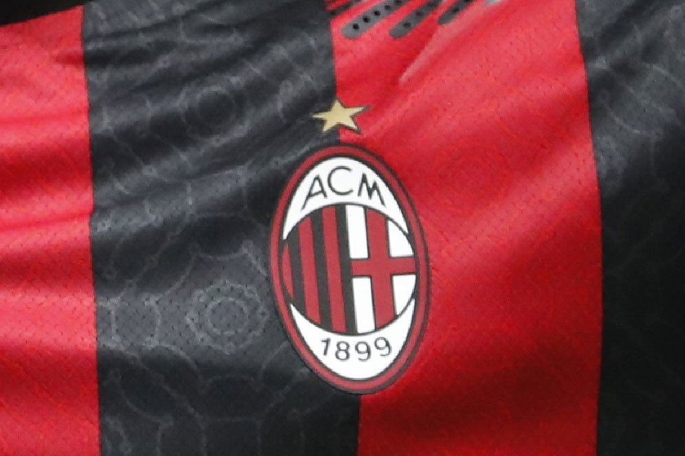 AC Milan Rilis Jersey Keempat 2021-22, Fans: Ditampar Ala Chris Rock, Gini Doang? April Mop?