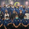 Ketika Pemain Arema dan Persebaya Saling Bekerjasama