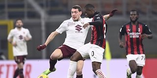 Andrea Belotti berebut bola dengan Pierre Kalulu di laga babak 16 besar Coppa Italia antara AC Milan vs Torino, Rabu (13/01/2021) dini hari WIB. (c) LaPresse via AP Photo