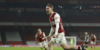Pemain Arsenal, Emile Smith Rowe, merayakan golnya ke gawang Newcastle United dalam laga putaran ketiga FA Cup, Minggu (10/1/2021). (c) AP Photo