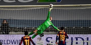 Salah satu momen penyelamatan Marc-Andre ter Stegen, Real Sociedad vs Barcelona, semifinal Supercopa de Espana 2020/21. (c) AP Photo