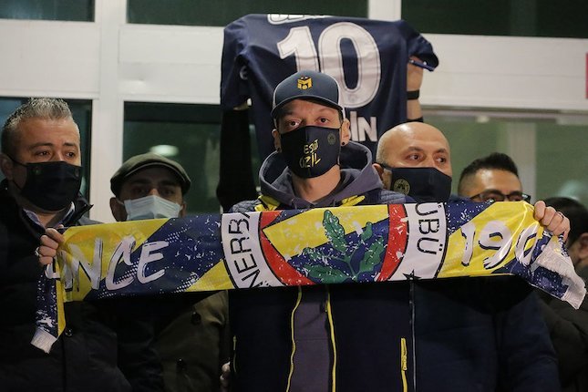 Mesut Ozil membentangkan atribut Fenerbahce pada Senin (18/1/2021). (c) AP Photo