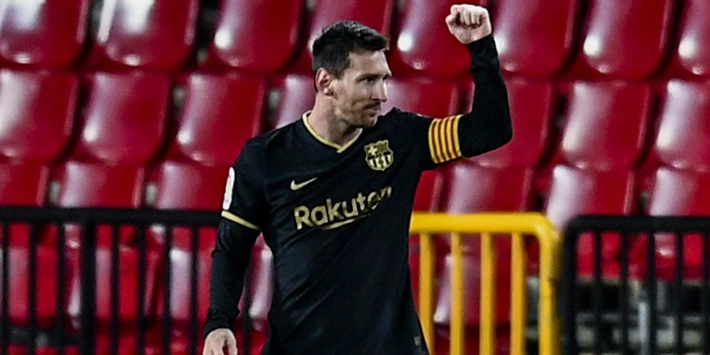 Senyum Lionel Messi