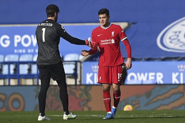 Pemain Liverpool Alisson dan Ozan Kabak. (c) AP Photo