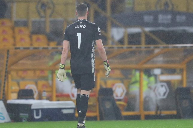 Bernd Leno usai dihukum kartu merah pada laga Wolverhampton vs Arsenal, Premier League 2020/21. (c) AP Photo