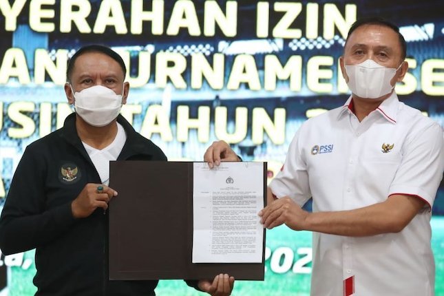Menpora Zainudin Amali (Kiri) menyerahkan izin turnamen pra musim kepada Ketua Umum PSSI, Mochamad Iriawan (kanan) (c) Kemenpora