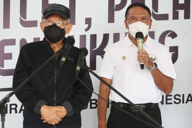 Menpora Zainuddin Amali (kanan) memberikan arahan kepada para Atlet setelah vaksinasi COVID-19 (c) Kemenpora