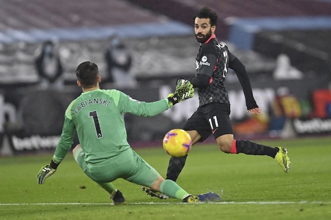 Penyerang Liverpool Mohamed salah saat mencetak gol keduanya ke gawang West Ham di matchday 21 EPL 2020-21 di London Stadium, Minggu (31/01/2021) malam WIB. (c) Pool Getty via AP Photo
