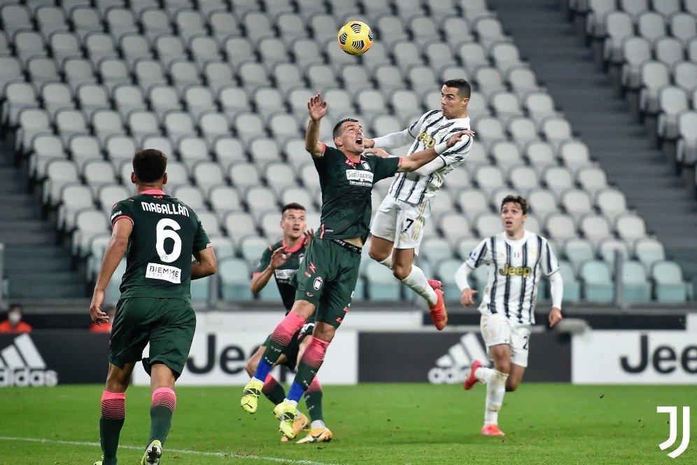 Cristiano Ronaldo Borong 2 Gol Lewat Sundulan, Lompatan Super CR7 Kembali jadi Buah Bibir Cristiano Ronaldo Borong 2 Gol Lewat Sundulan, Lompatan Super CR7 Kembali jadi Buah Bibir