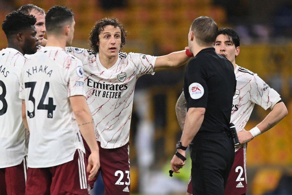 Muak dengan Wasit yang Memberinya Kartu Merah, David Luiz Mencak-Mencak di Instagram