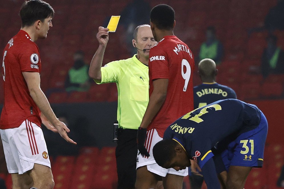 'Martial Bilang Bukan Pelanggaran', Wasit Mike Dean Bikin Blunder?