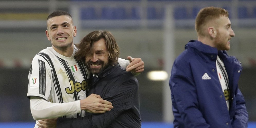 Pelatih Juventus, Andrea Pirlo (tengah) memeluk Merih Demiral setelah mengalahkan Inter Milan di laga leg pertama semifinal Coppa Italia hari Rabu (3/2/2021). (c) AP Photo