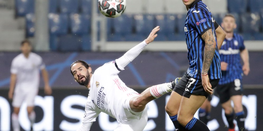 Aksi Isco pada laga Atalanta vs Real Madrid, Liga Champions 2020/21 (c) AP Photo