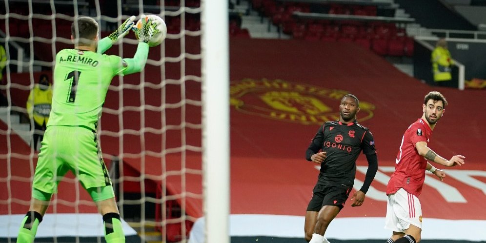 Aksi Alex Remiro dalam laga Manchester United vs Real Sociedad, Jumat (26/2/2021) (c) AP Photo