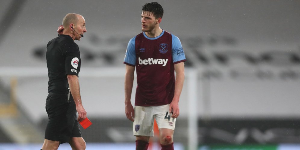 Declan Rice ikut memprotes Mike Dean yang dengan mudahnya memberikan kartu merah untuk Thomas Soucek. (c) AP Photo