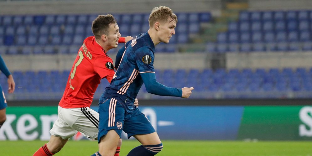 Aksi Martin Odegaard pada laga Benfica vs Arsenal, Liga Europa 2020/21. (c) AP Photo