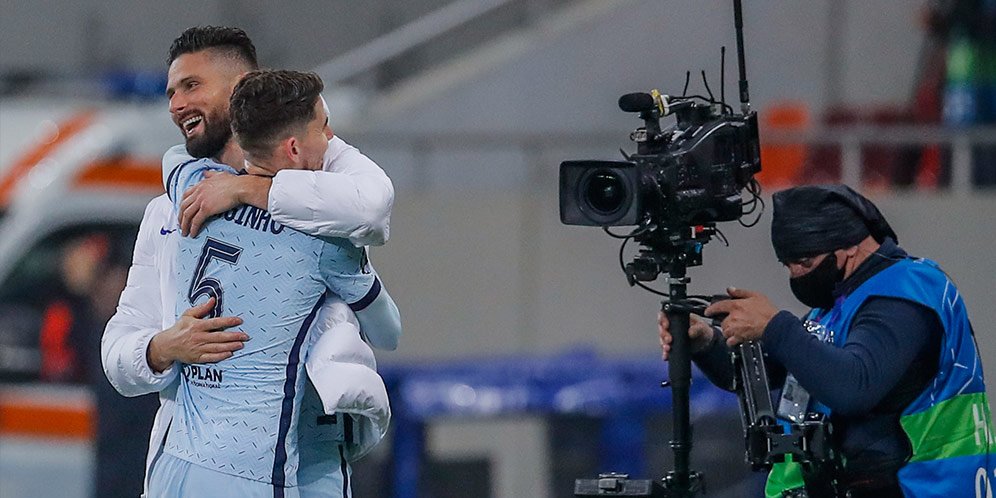 Manchester United Punya Edinson Cavani? Chelsea Punya Olivier Giroud, Dong!