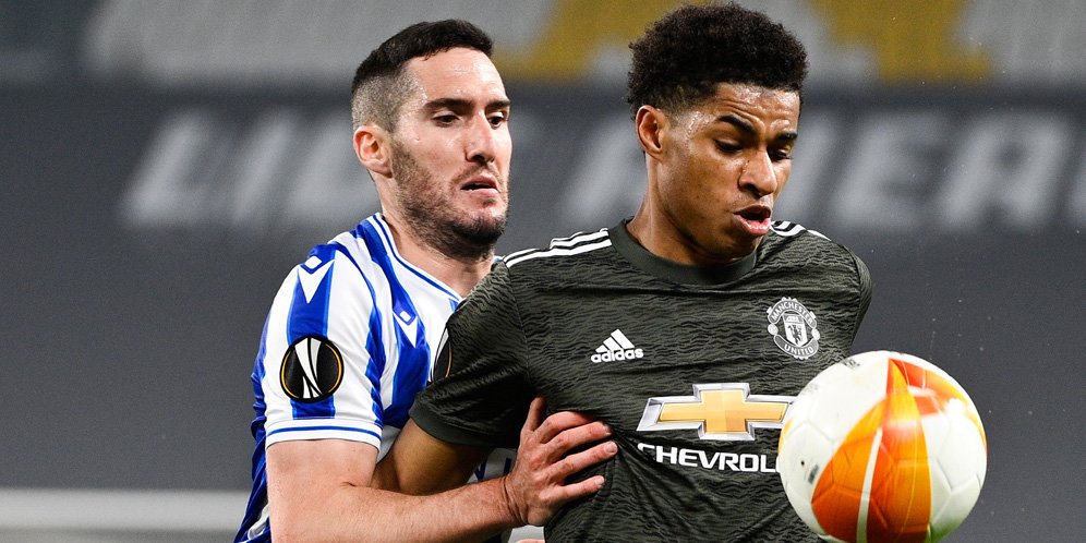 Aksi penyerang Manchester United, Marcus Rashford, pada laga kontra Real Sociedad di Liga Europa 2020/21. (c) AP Photo