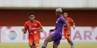 Winger Persiraja, Miftahul Hamdi, berduel dengan pemain belakang Persija, Mohammad Toha (c) Arief Bagus Prasetiyo