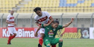 Pemain PSS Sleman, Kim Jeffrey Kurniawan, berebut bola dengan pemain Madura United, Rendika Rama, di pada laga Piala Menpora 2021 di Stadion Si Jala Harupat, Bandung, Selasa (23/3/2021). (c) Bola.net