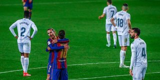 Antoine Griezmann dan Lionel Messi merayakan gol Barcelona ke gawang Huesca. (c) AP Photo