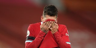 Ekspresi Roberto Firmino usai Liverpool dikalahkan Chelsea di Anfield, Premier League 2020/21. (c) AP Photo