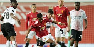 Aksi Amad Diallo (tengah) dalam duel Manchester United vs AC Milan, Liga Europa 2020/21. (c) AP Photo