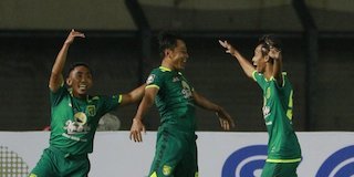 Para pemain Persebaya Surabaya merayakan gol yang dicetak oleh Samsul Arif (tengah) ke gawang Persik Kediri pada laga Piala Menpora 2021 di Stadion Si Jalak Harupat, Bandung, Selasa (23/3/2021). Persebaya menang dengan skor 2-1. (c) Bola.net/M Iqbal Ichsa