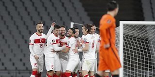 Pemain Turki merayakan gol yang dicetak Hakan Calhanoglu ke gawang Belanda dalam laga kualifikasi Piala Dunia 2022, Kamis (25/3/2021). (c) AP Photo