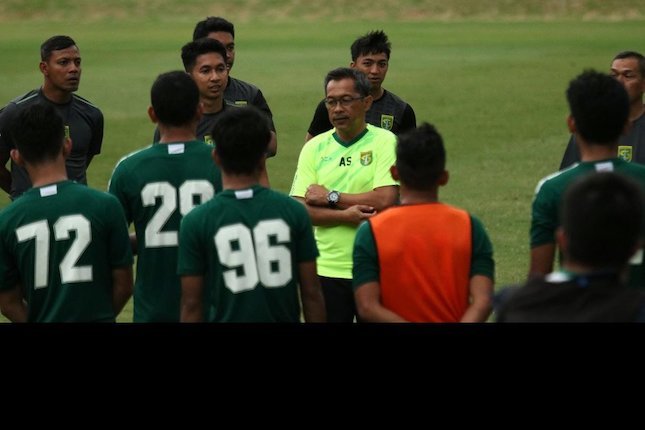 Aji Santoso memimpin latihan Persebaya Surabaya (c) Bola.com/Aditya Wany