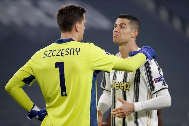 Cristiano Ronaldo dan Wojciech Szczesny dalam sebuah momen ketika melawan Porto di leg 2 babak 16 besar Liga Champions 2020-2021. (c) AP Photo