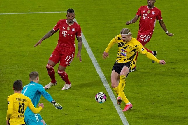 Haaland Menggila Erling Haaland saat mencetak gol ke gawang Bayern Munchen, Minggu (7/3/2021) dini hari WIB. (c) AP Photo