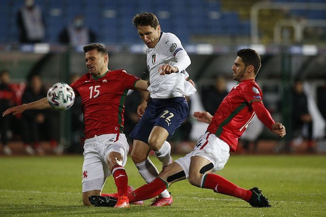 Pemain Italia, Federico Chiesa, dijegal dua pemain Bulgaria dalam laga lanjutan kualifikasi Piala Dunia 2022 Grup C pada Senin (29/3/2021) WIB. (c) AP Photo