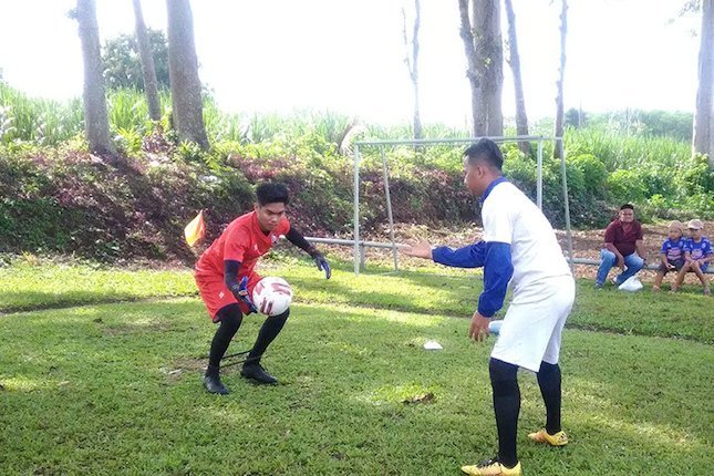 Kiper Arema FC Kurniawan Kartika Ajie (kiri). (c) Dendy Gandakusumah