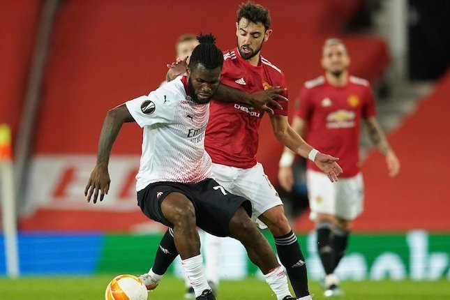 Franck Kessie berduel dengan Bruno Fernandes, Manchester United vs AC Milan, Liga Europa 2020/21. (c) AP Photo