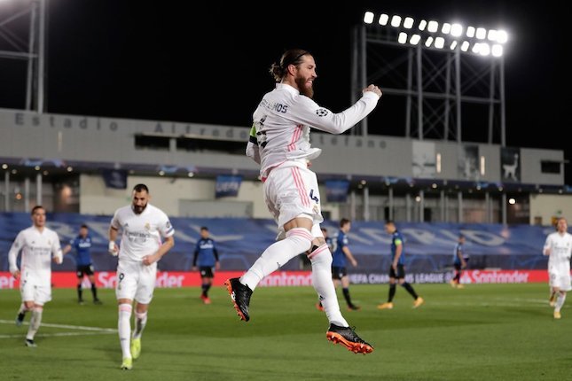Selebrasi Sergio Ramos usai mencetak gol di laga Real Madrid vs Atalanta, Liga Champions 2020/21. (c) AP Photo