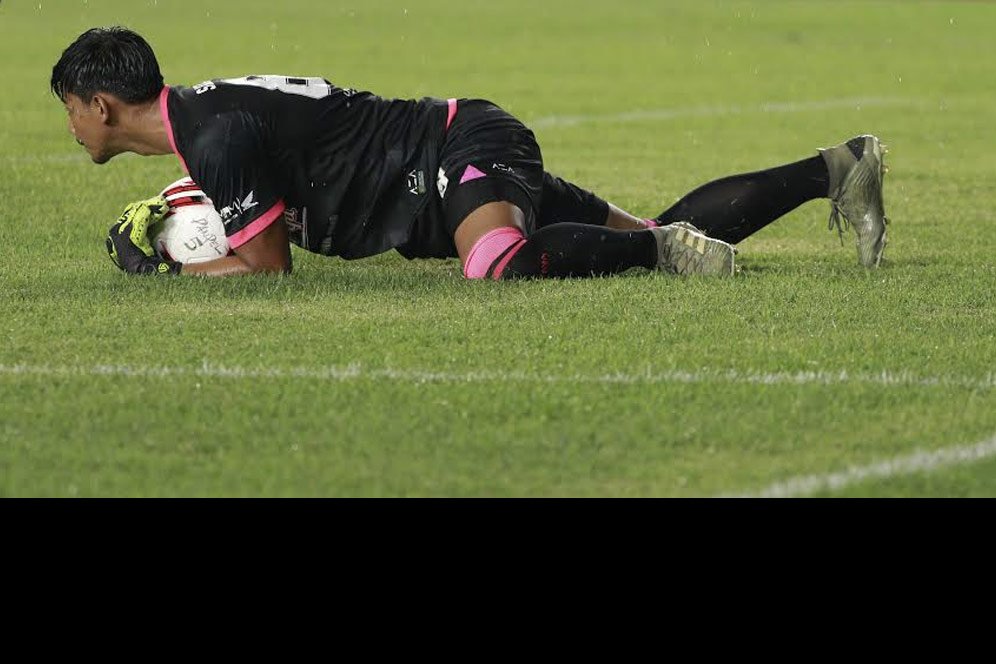 Pandangan Pelatih Kiper Persebaya Soal Kartu Merah Satria Tama