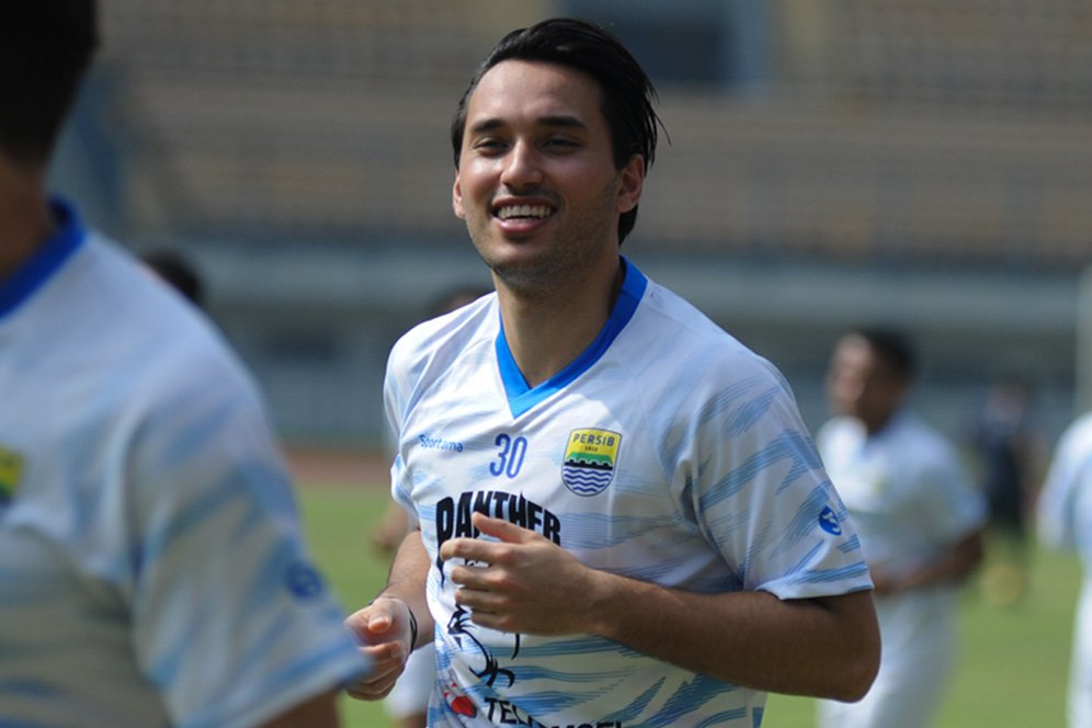 Ezra Walian Pasang Wajah Semringah Dalam Sesi Latihan Perdana di Persib