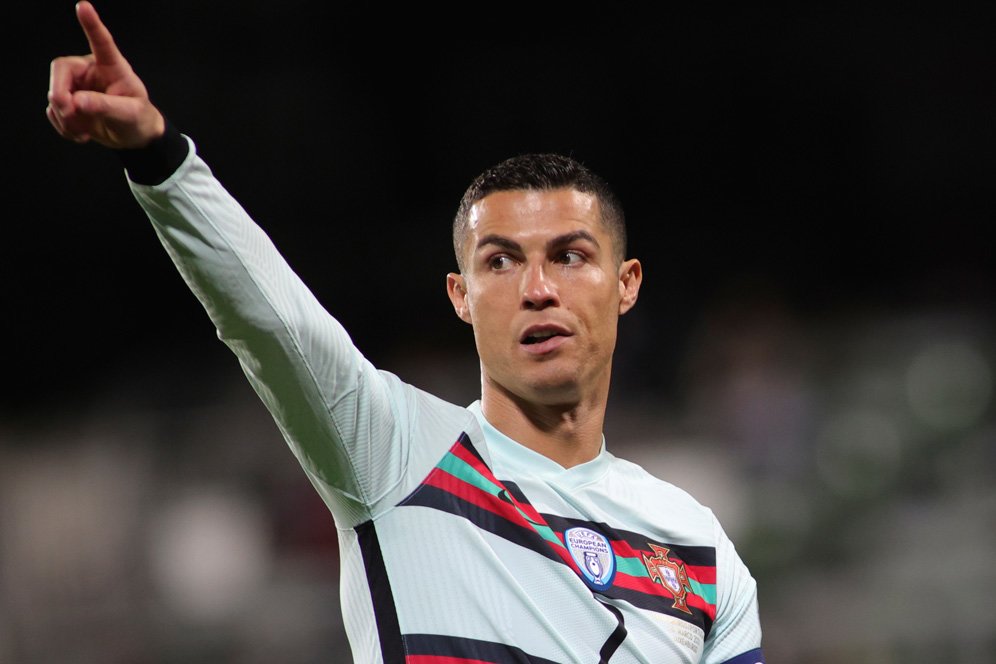 Cristiano Ronaldo - A Golden Year 2013