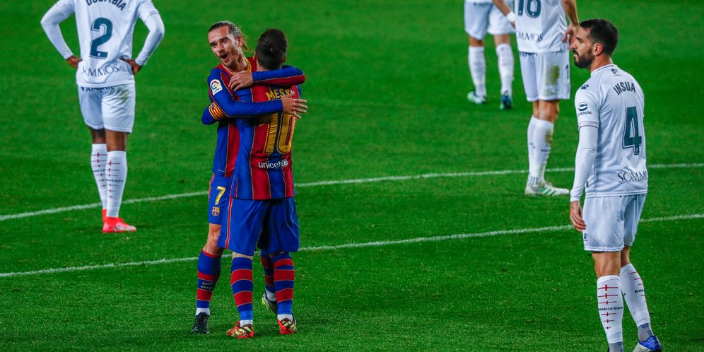 Antoine Griezmann dan Lionel Messi merayakan gol Barcelona ke gawang Huesca. (c) AP Photo