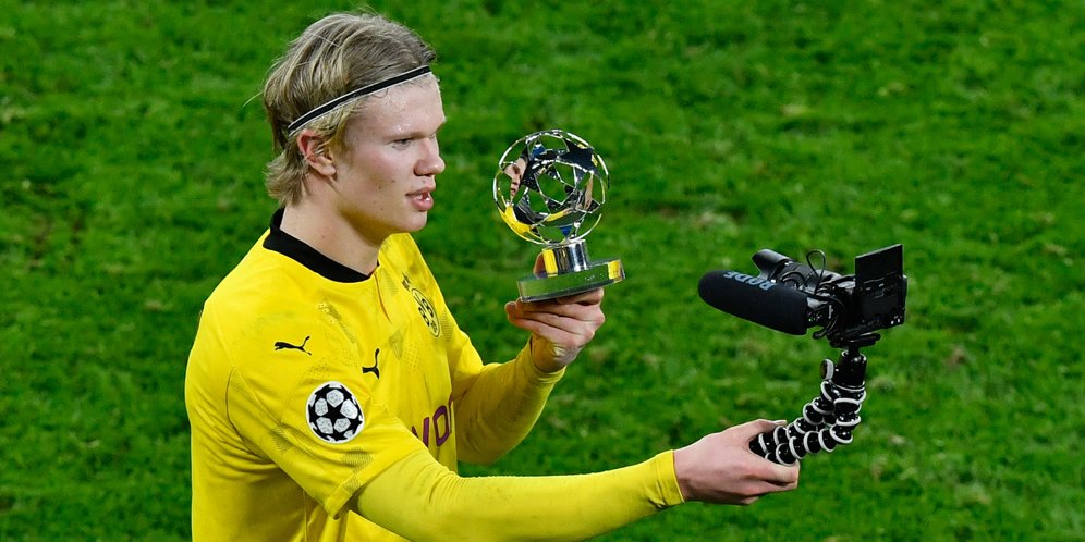 Erling Haaland berpose dengan trofi Player of the Match Borussia Dortmund vs Sevilla, Liga Champions 2020/21. (c) AP Photo