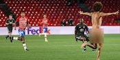 Wakacau, Seorang Pria Bugil Nekat Masuk ke Lapangan di Tengah Laga Granada vs MU!